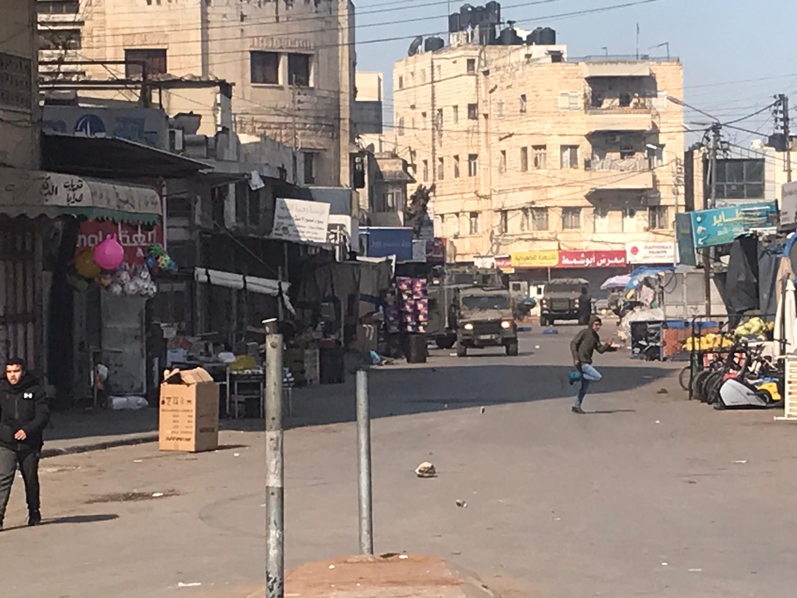 خمس إصابات بالرصاص خلال اقتحام الاحتلال البلدة القديمة من نابلس
