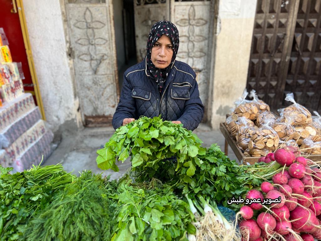 علا كريم.. تبيع الخضار من أجل لقمة العيش!


