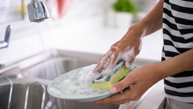 مأوى آمن للبكتيريا.. متى يجب تغيير إسفنجة غسيل الأطباق؟
