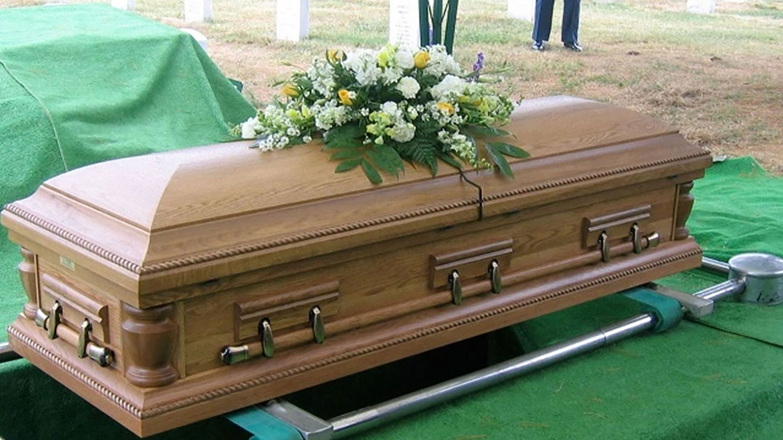 حادثة غريبة.. سيدة تايلندية تستيقظ في نعشها أثناء جنازتها
