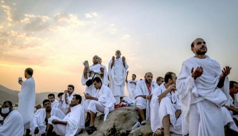 ضيوف الرحمن على صعيد عرفات لأداء ركن الحج الأعظم
