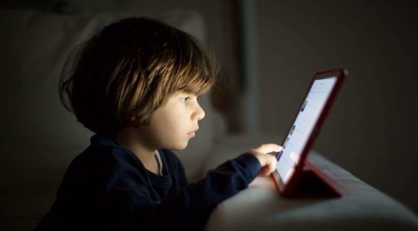 بين الإدمان والتعلم.. كيف تتعاملين مع تعلق أبنائك بالشاشات؟

