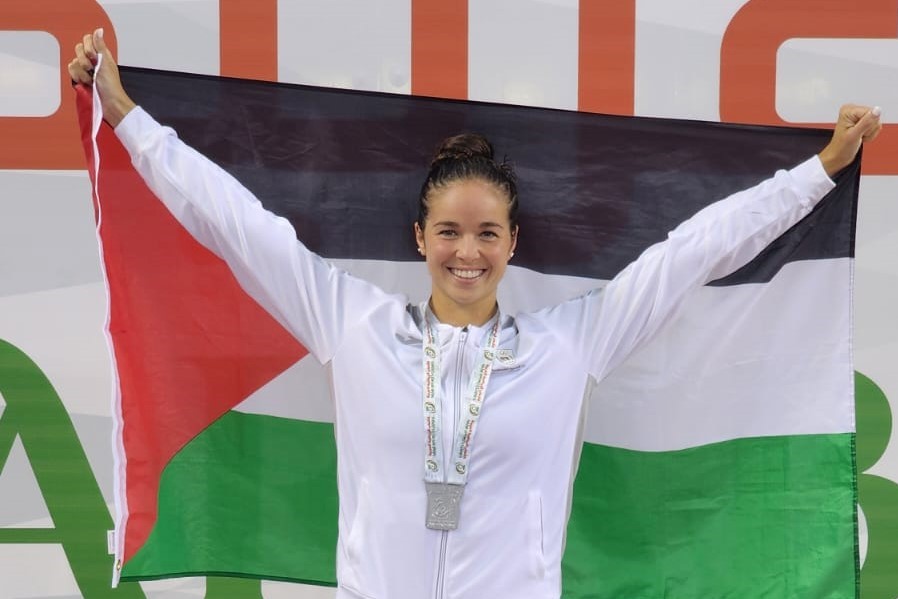 فاليري ترزي.. أيقونة السباحة الفلسطينية التي قدمت أوراق اعتمادها في الجزائر