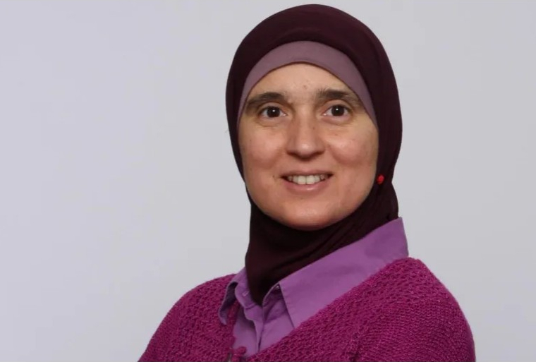 منية مازيغ.. تونسية في مواجهة الإسلاموفوبيا بكندا

