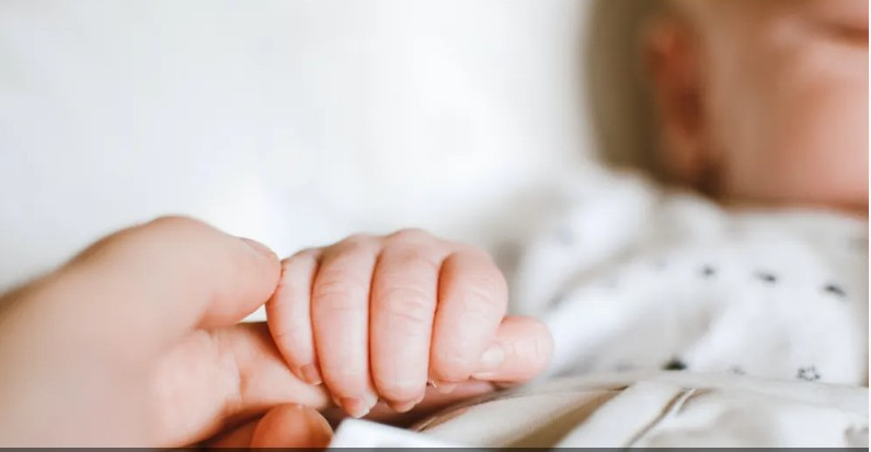 خطأ قد يسبب الموت المفاجئ.. لا ترتكبه عند وضع طفلك بالسرير
