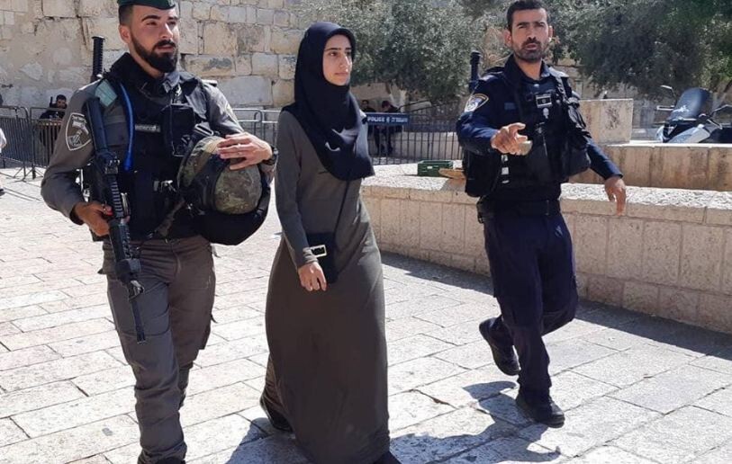 الاحتلال يسلم فتاة مقدسية بلاغاً لمراجعة مخابراته
