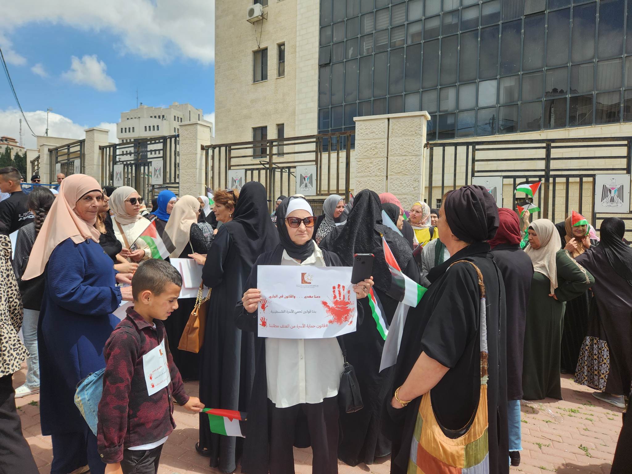 وقفة احتجاجية امام مقر مجلس الوزراء.. النساء يطالبن رئيس الوزراء بسن قانون حماية الأسرة 
