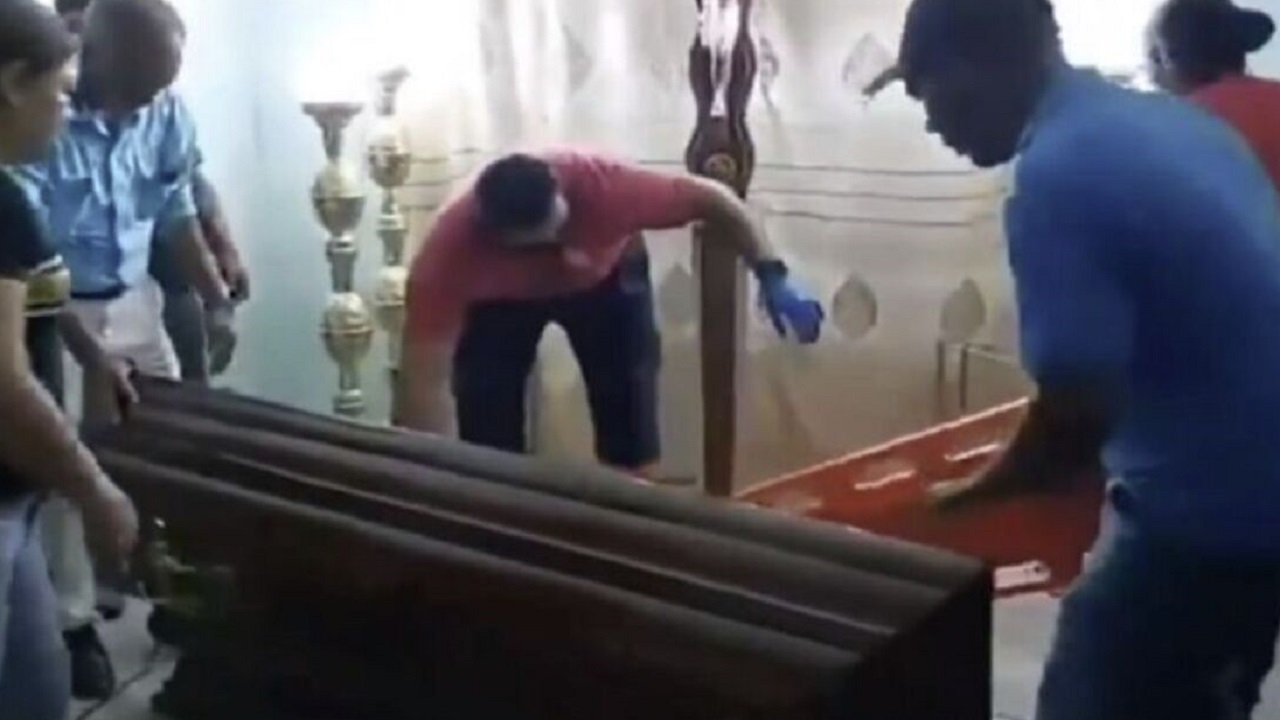 امرأة تستفيق داخل التابوت خلال جنازتها !!
