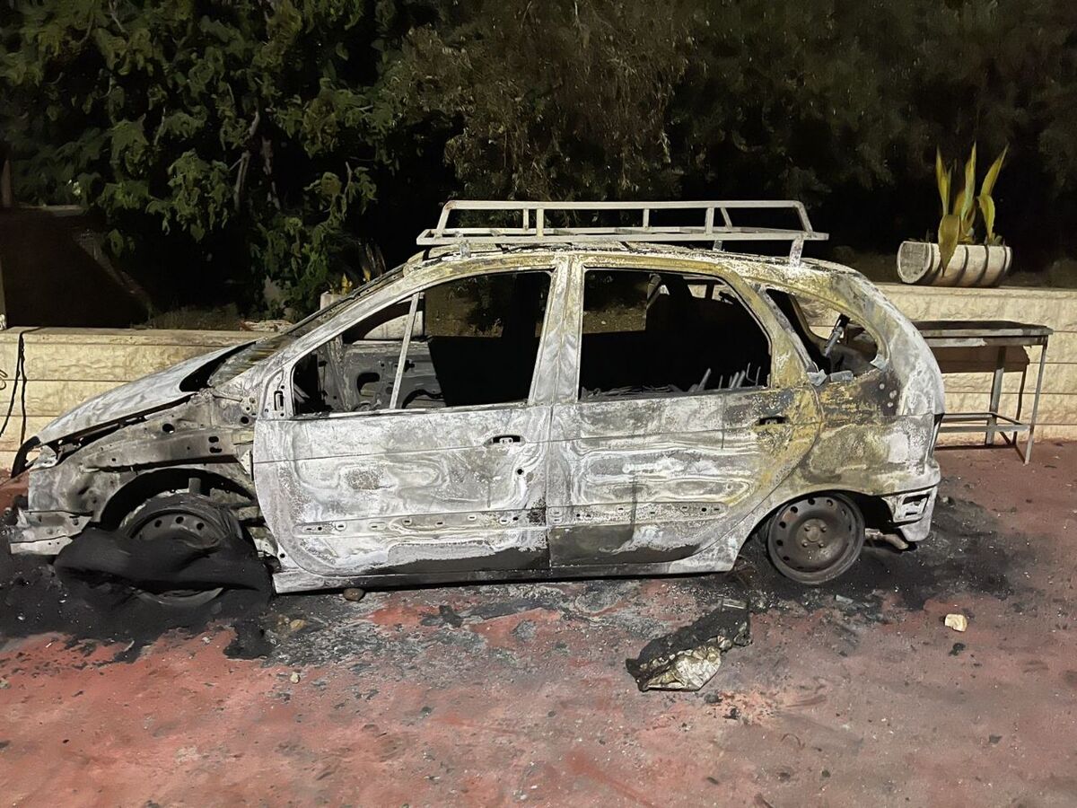 مستوطنون يحرقون مركبات في مناطق متفرقة بالضفة


