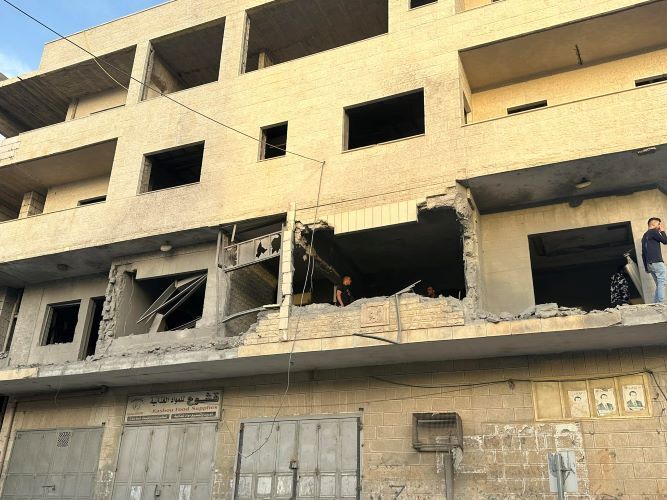 إصابات.. الاحتلال يفجر منزل الأسير إسلام فروخ في رام الله

