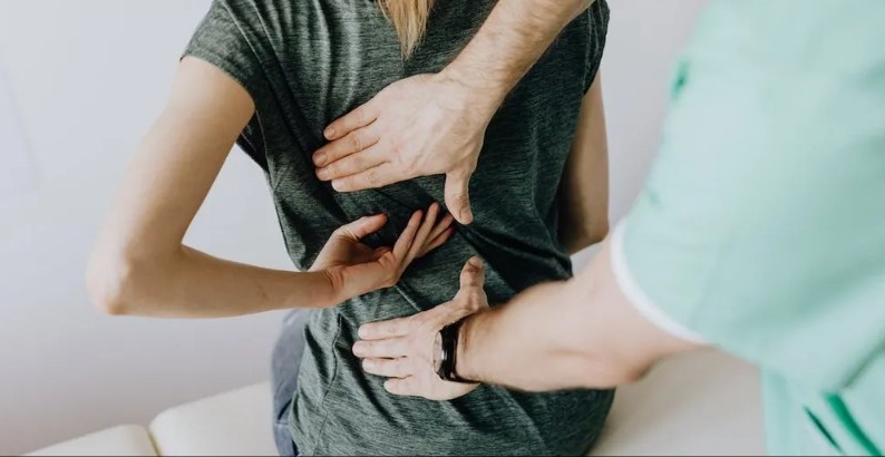 ألم الظهر.. 4 ممارسات تدمر عمودك الفقري
