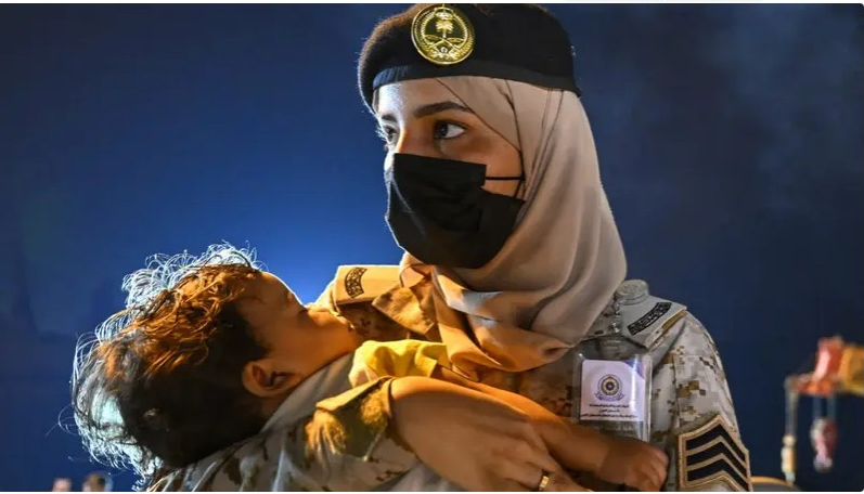 استقبلن القادمين من السودان.. صور المجندات السعوديات تلفت أنظار العالم

