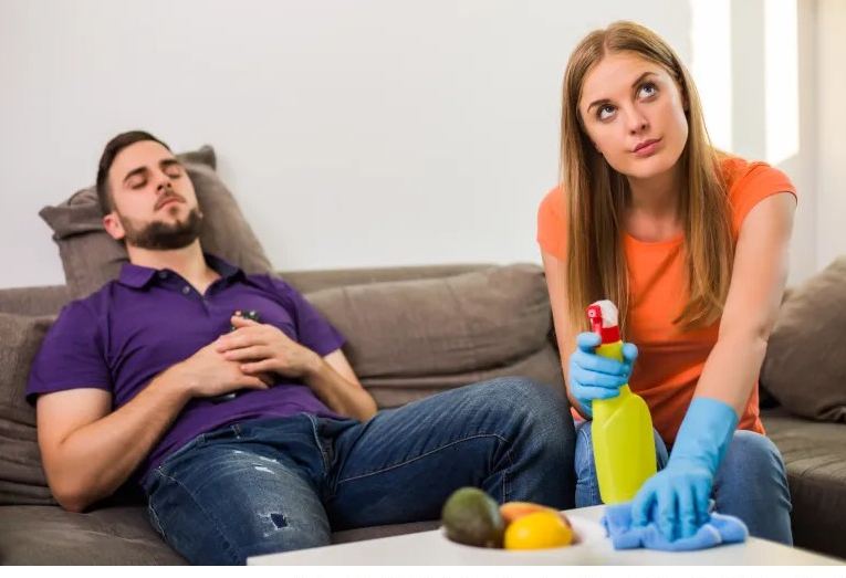 كيف يتسبب التوزيع غير المتكافئ للأعمال المنزلية في توتر العلاقات الزوجية؟
