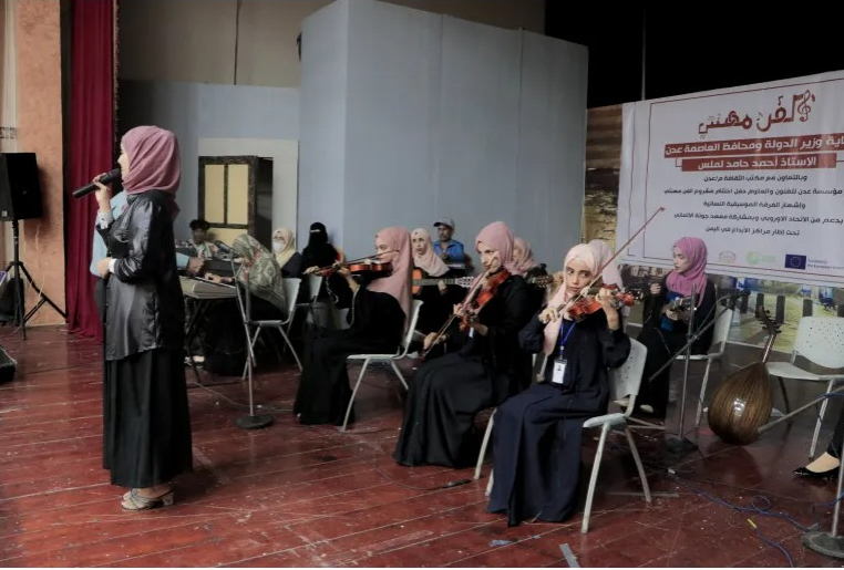 أول فرقة نسائية.. يمنيات يواجهن أوجاع الحرب بالموسيقى
