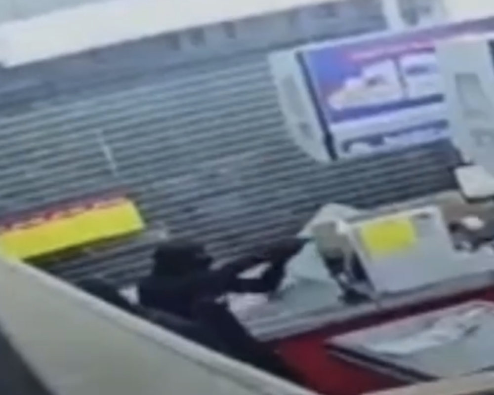 سطو مسلح في أريحا والشرطة تقبض على مشتبه بهما
