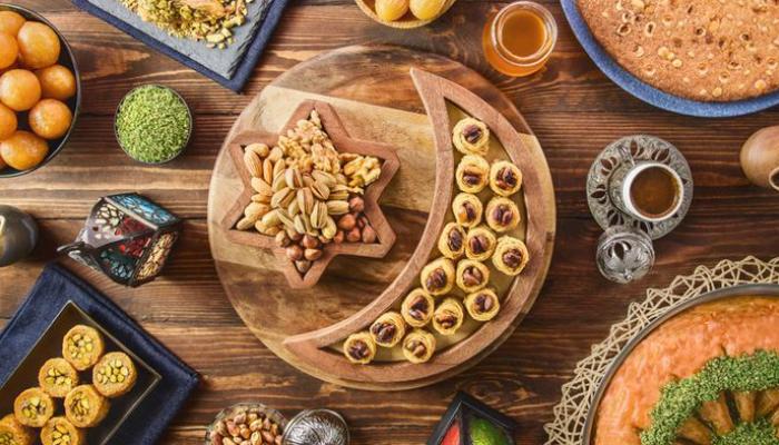 عادات خاطئة لتناول الحلويات في رمضان يجب تجنبها
