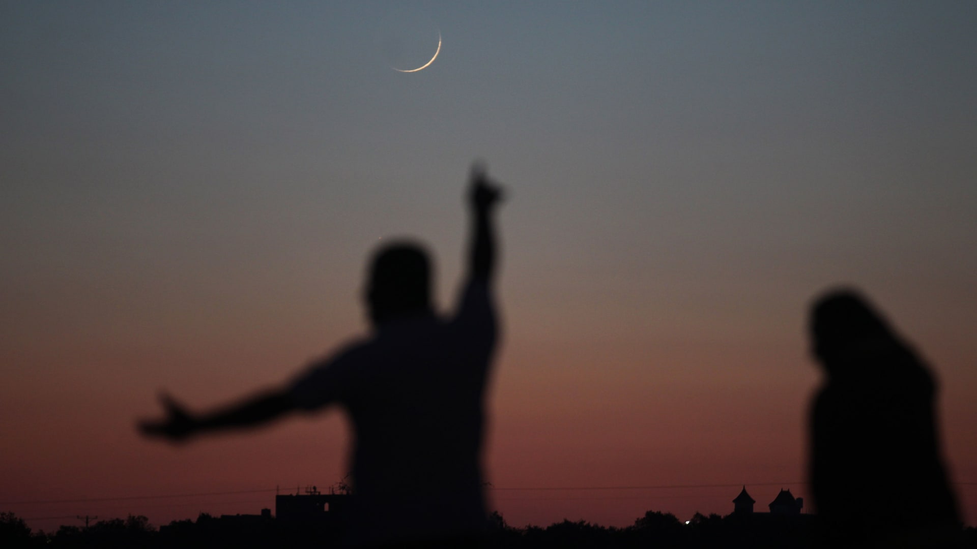 متى يكون عيد الفطر.. الجمعة أم السبت؟

