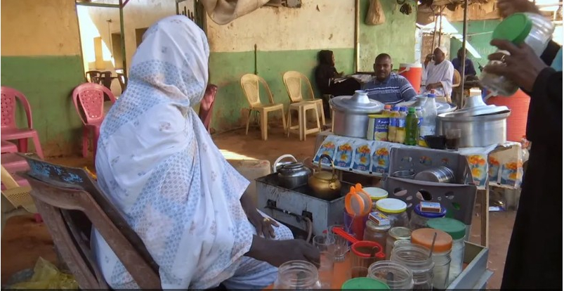 الحرب تحاصر الآلاف من"بائعات الشاي" في السودان.. ما القصة؟
