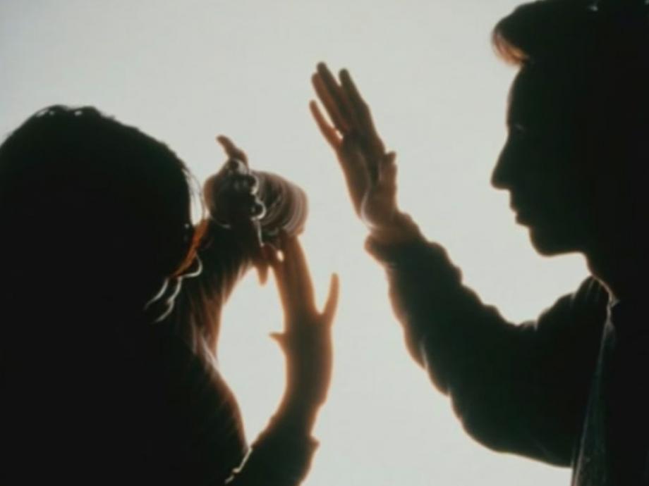 خبيرة نفسية تجيب.. لماذا هناك اعتقاد سائد عند بعض النساء "نار الزوج ولا جنة الأهل" ؟ 