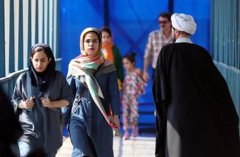 إيران تنشر كاميرات مراقبة لرصد النساء اللواتي لا يرتدين الحجاب
