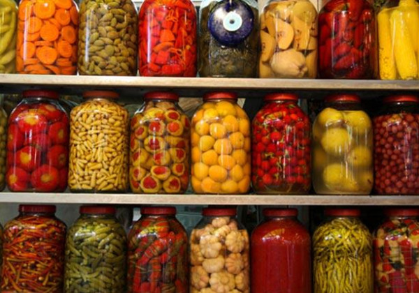 دراسة توضح خطر تناول الخضروات المخللة
