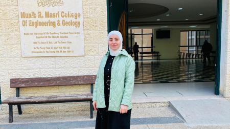 الطالبة شهد لبادة من جامعة النجاح تتأهل ضمن الفريق الطلابي الوطني للمشاركة في هاكاثون الحوسبة الكمية بأبو ظبي
