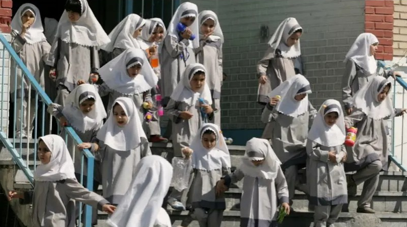 شبح التسمم يطل ثانية في إيران.. 20 طالبة يدخلن المستشفى

