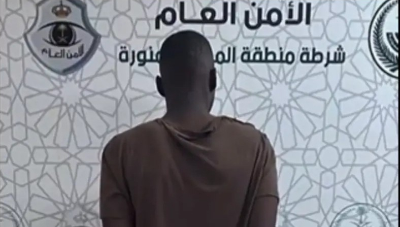 فيديو لمواطن ضرب امرأة بمكان عام.. والأمن السعودي يتحرك

