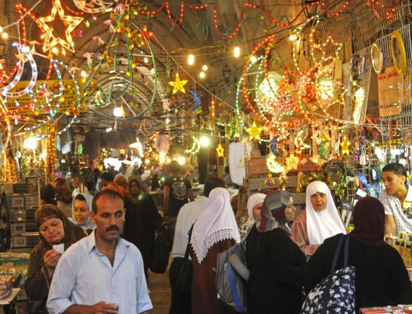 رمضان يُعيد الحياة لأسواق البلدة القديمة في القدس