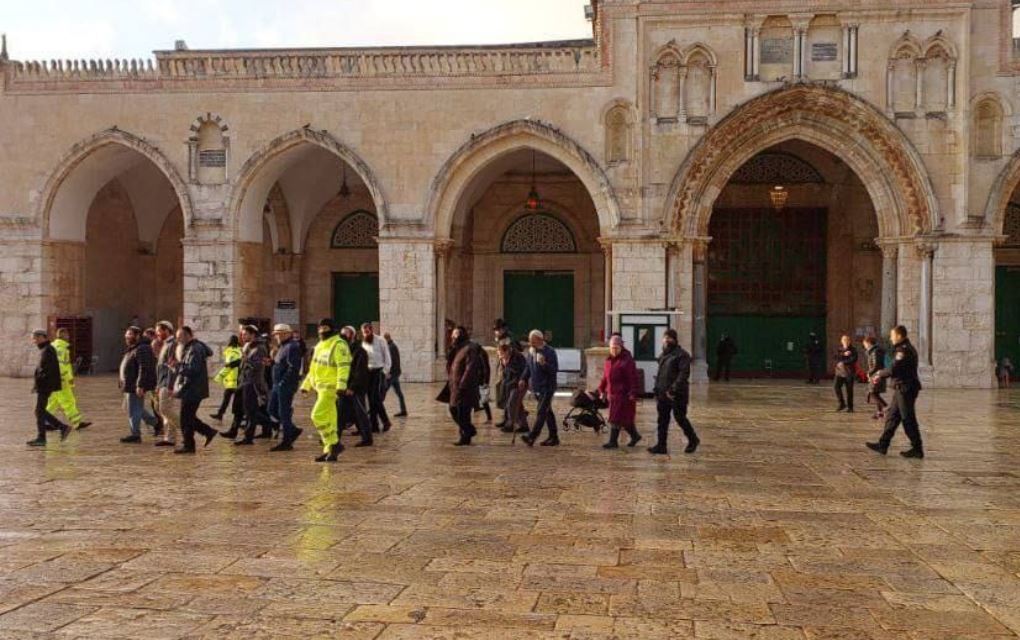 عشرات المستوطنين يقتحمون المسجد الأقصى
