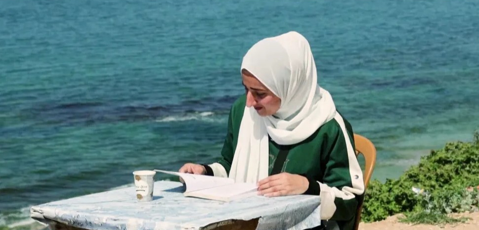 لأجل الثقافة.. مقهى صغير في غزة يقدم خدمة ممتعة
