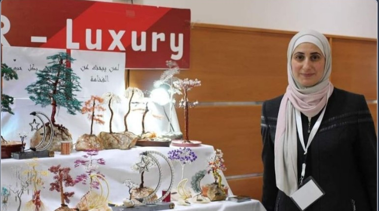 رشا جابر .. صنعت من الأسلاك فنا غريبا
