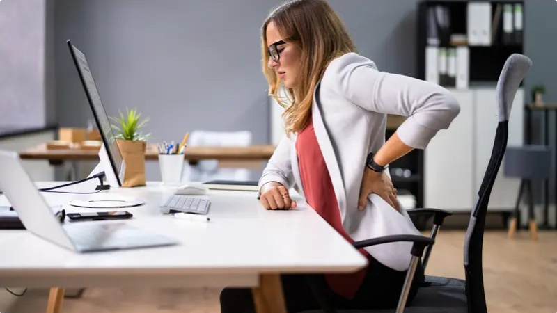 خبيرة تحذر.. 5 أخطاء يرتكبها موظفو المكتب تؤدي إلى آلام الظهر

