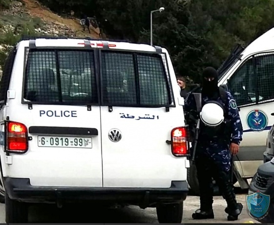 الشرطة تصادر مبالغ مالية كبيرة من عائدات بيع المخدرات في الخليل
