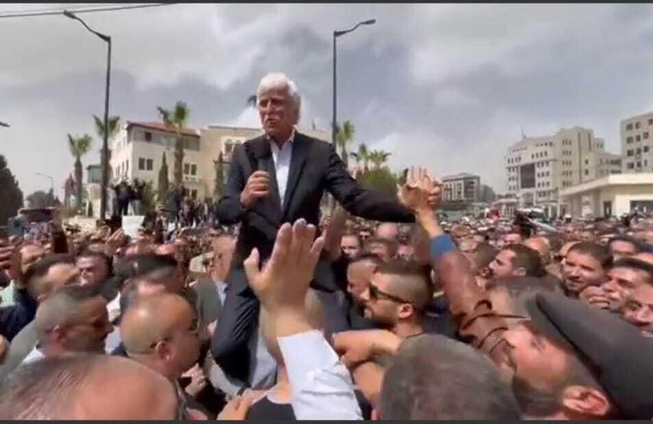التقاهم وزير التربية.. آلاف المعلمين يعتصمون قرب مجلس الوزراء للمطالبة بحقوقهم
