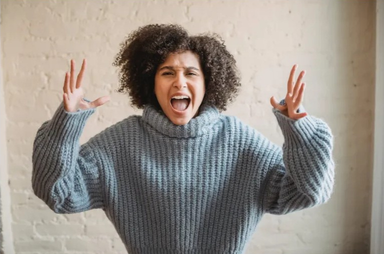 النساء أكثر غضبا من الرجال.. لماذا عليك أن تقلق إذا توقفت المرأة عن الصراخ؟

