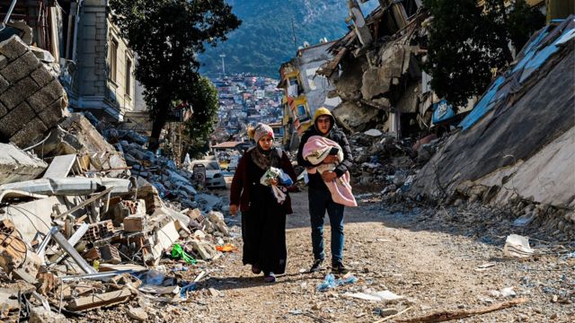 زلزال تركيا وسوريا.. حصيلة الوفيات تتجاوز 41 ألفا وأنقرة تطلق أكبر حملة تبرعات في تاريخها لإغاثة الضحايا

