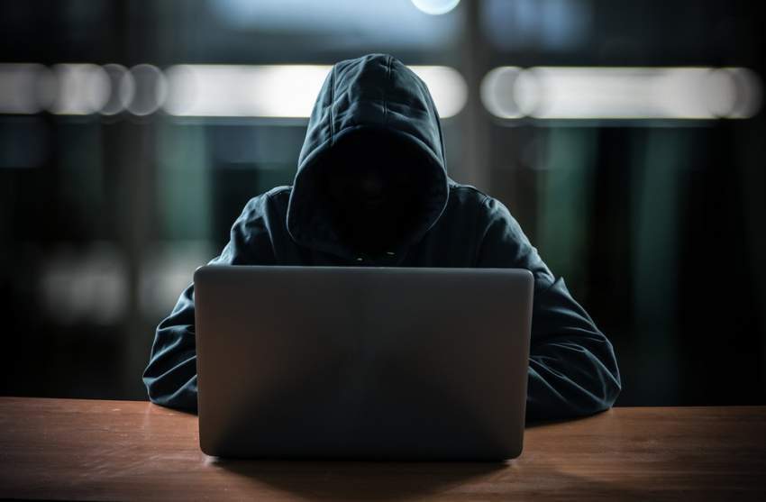 الشرطة تقبض على شخص إبتز صديقه في الخليل
