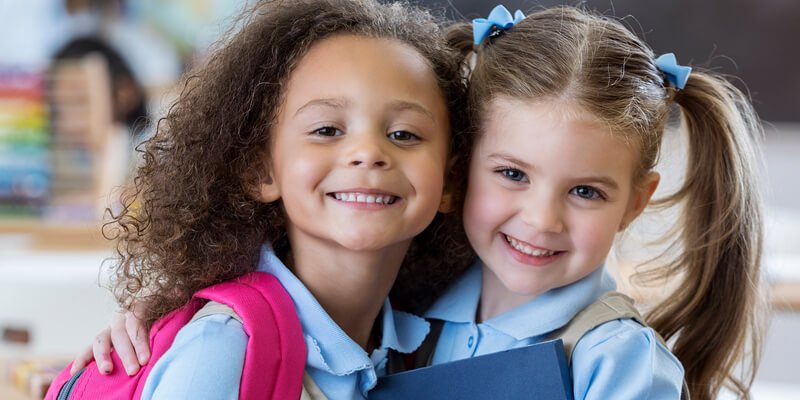 صوت| عزلة الأطفال عن الأسرة والاكتفاء بالأصدقاء..متى يتدخل الأهل؟

