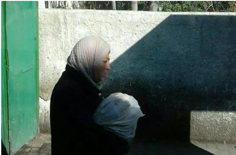 بيع الخبز وجمع البلاستيك.. مهن تزاولها نساء في دمشق وريفها لمواجهة الفقر
