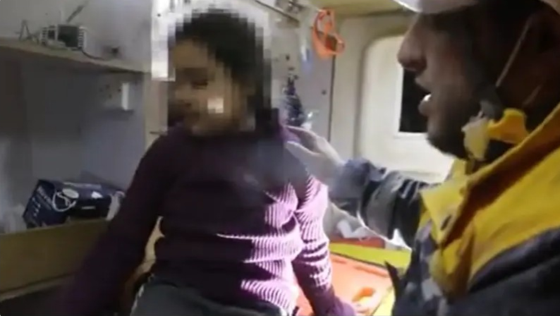 طفلة انتشلوها من تحت الركام: "أمي وأخواتي جوا بس ميتين"

