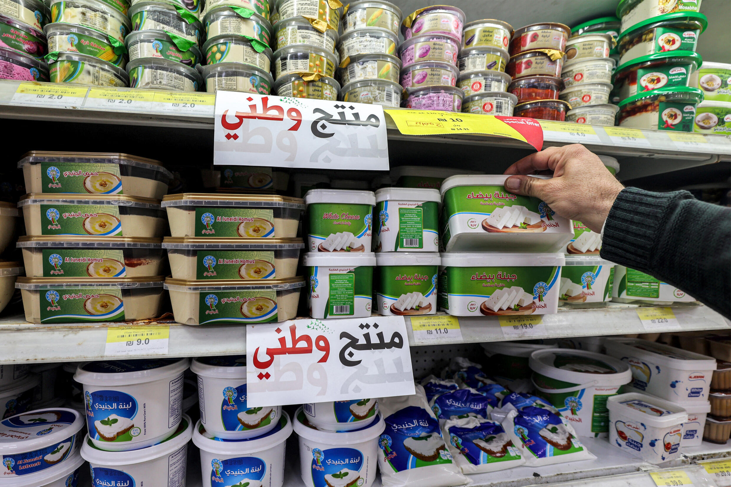 تراجع كبير لمشتريات المنتجات الإسرائيلية  بالضفة.. ووزارة الاقتصاد تتلف كميات كبيرة لانتهاء صلاحيتها 