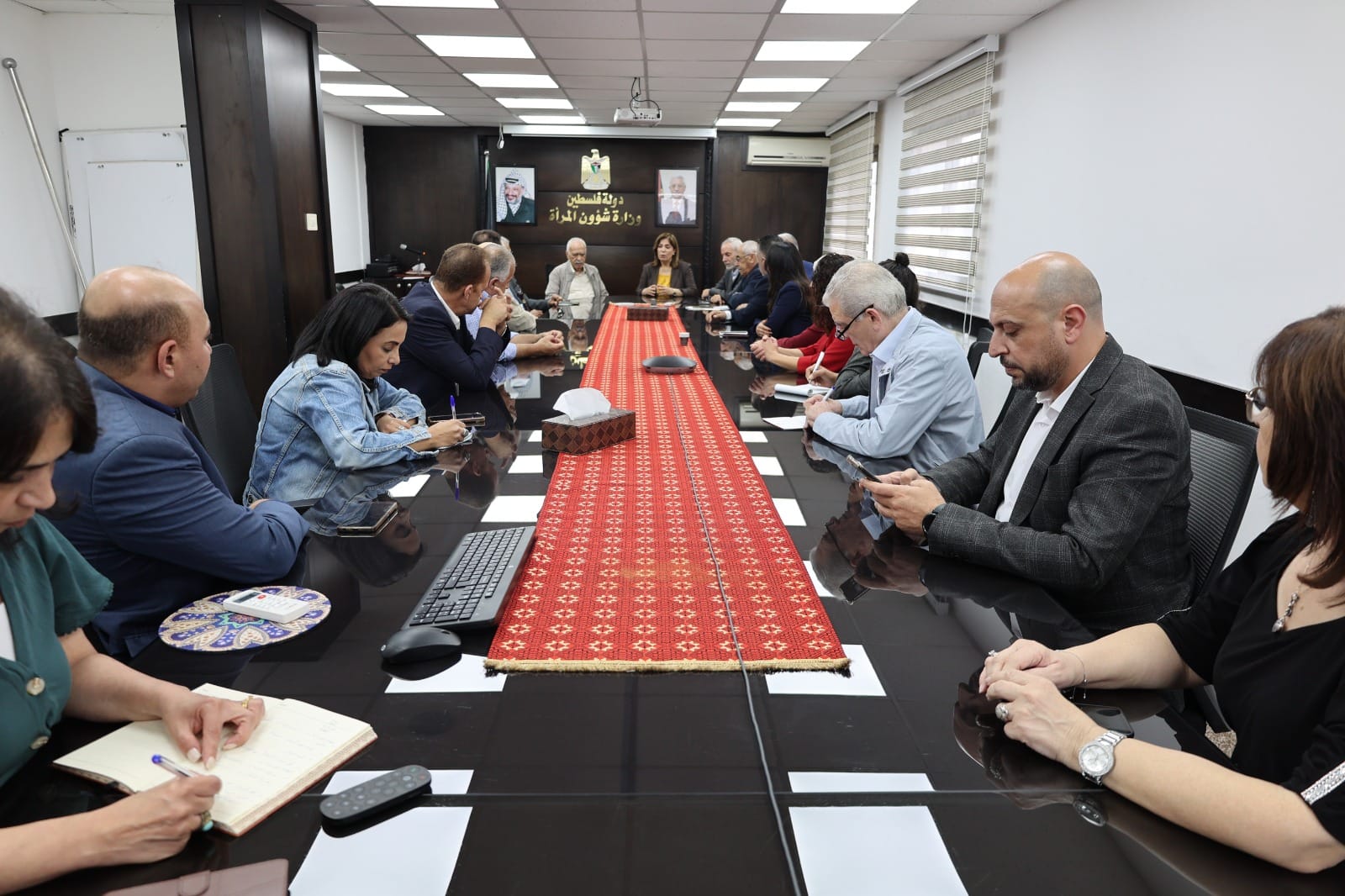 الخليلي: تداعيات العدوان وحرب الإبادة تتطلب تكاتف جهود جميع المؤسسات الحكومية واللجان الوطنية من أجل تمكين المرأة وتعزيز صمودها في مواجهة التحديات اليومية
