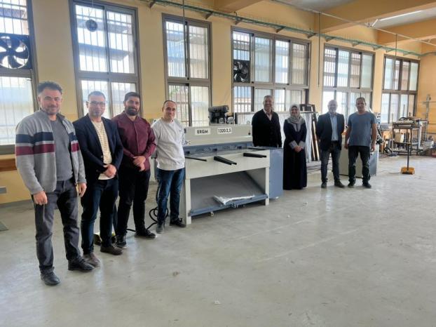 ​شركة المشروبات الوطنية كوكاكولا/كابي تجهز مشغلاً مهنياً في مدرسة الخليل الثانوية الصناعية 

