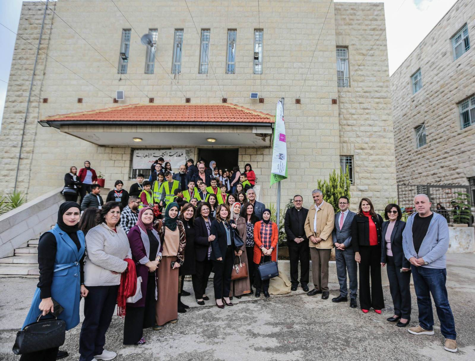 بدعم من بنك فلسطين.. بلدية رام الله ترفع علم مدرسة صحية وصديقة للبيئة للعام 2021-2022


