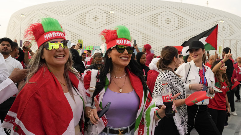 "تعديلات طفيفة".. مشجعات يتحدثن عن "تبدد مخاوفهن" بشأن الملابس في قطر

