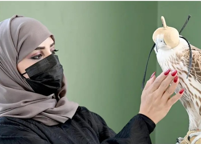 سعودية تخطف الأنظار في مسابقة مزايين الصقور.. من هي؟

