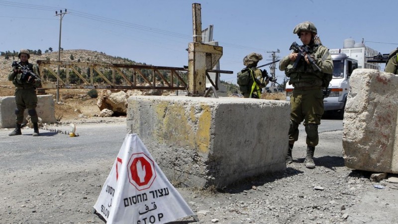 جنود الاحتلال يعذبون عمالا فلسطينيين على حاجز بيت سيرا غرب رام الله
