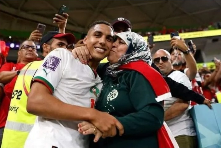ما سر الارتباط والعلاقة المميزة للاعبي المغرب بأمهاتهم؟

