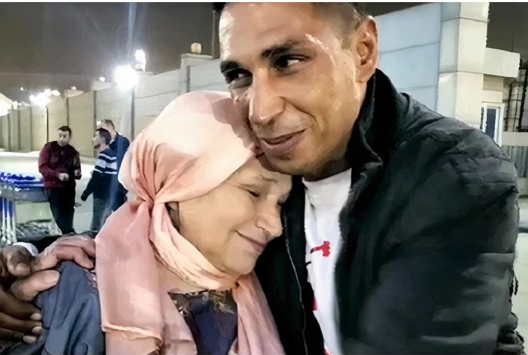 زوجها ادعى وفاته.. أم مصرية تلتقي ابنها بعد 43 عاما من الفراق
